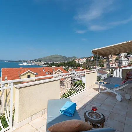 Anja With Garden, Balcony And Sea View, 3 Min Walk To The شقة
