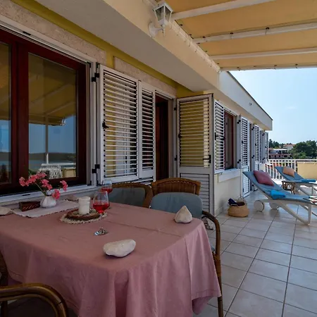 Anja With Garden, Balcony And Sea View, 3 Min Walk To The شقة تروغير
