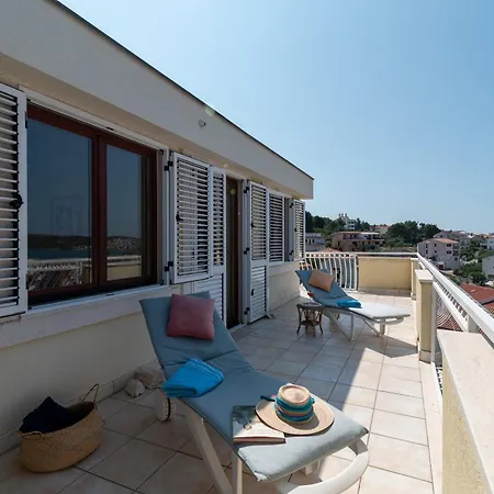 Anja With Garden, Balcony And Sea View, 3 Min Walk To The شقة