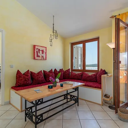 Anja With Garden, Balcony And Sea View, 3 Min Walk To The شقة *