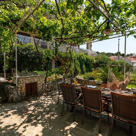 شقة Anja With Garden, Balcony And Sea View, 3 Min Walk To The